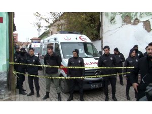 Konya’da iki katlı kerpiç ev göçtü