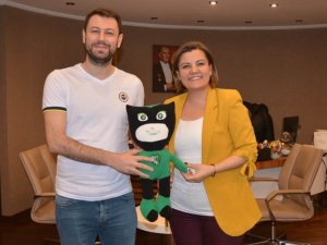 Baketbol maçında sahaya atılacak oyuncaklar çocuklarıs evindirecek