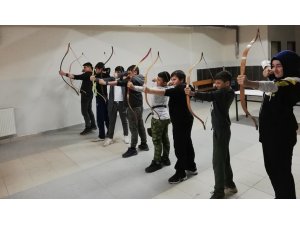 Ata sporu okçuluğu öğreniyorlar