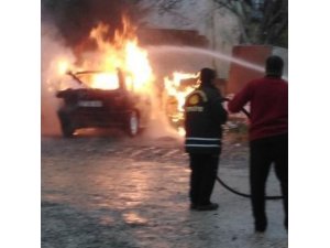 Park halindeki araç alev topuna döndü