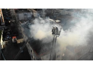 Pendik’te 4 katlı binanın çatısı alev alev yandı