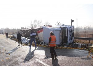 Bolu’da, devrilen tırdaki tonlarca sebze ve narenciye otoyola savruldu