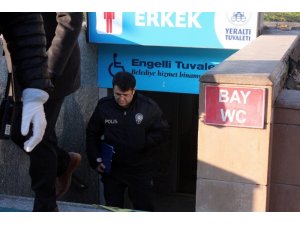 Şehir merkezindeki tuvalette kalp krizi geçirerek hayatını kaybetti