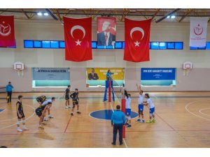 Karacabey Belediyespor Voleybol Takımı şampiyonluk yolunda