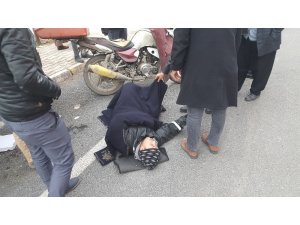 Üşüyen kazazedenin üstüne pardösüsünü örttü