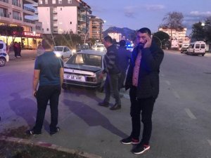 Kazada LPG tankı yerinden çıkan otomobile elinde sigarayla müdahale etti