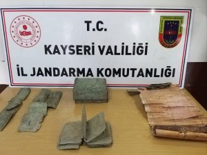 Kayseri’de ağaç kabuğuna yazılmış altın yaldızlı tarihi belge kılıfı ele geçirildi