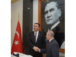 Büyükelçisi Ömüraliyev'den Vali Çakacak'a ziyaret