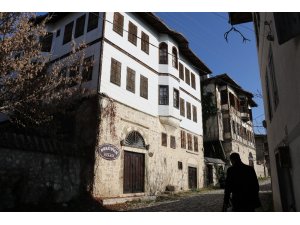 Tarihi konakları soydular