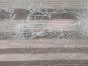 Restoranın camlarını kırdı, güvenlik kamerasına yakalandı