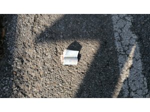 Yakalanacaklarını anlayınca sahte paraları araçtan dışarı attılar