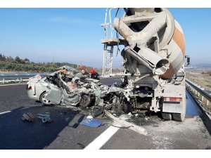 Manisa'da beton mikserine arkadan çarpan otomobildeki yaşlı çift hayatını kaybetti