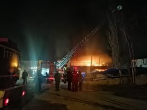 Yatak imalatı yapan fabrikada yangın