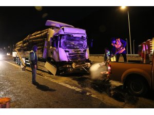 Anadolu Otoyolu'nda tomruk yüklü tır kamyonla çarpıştı: 1 yaralı