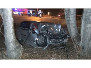 Otomobil 35 metre sürüklenip ağaca çarptı: 1 ölü