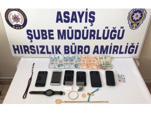 Dur ihtarına uymayan hırsızların aracı sulama kanalına takıldı