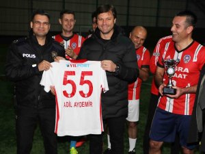 Polislere kupasını Ertuğrul Sağlam verdi