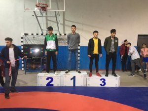 Şaphaneli öğrenciler güreşte rakip tanımıyor