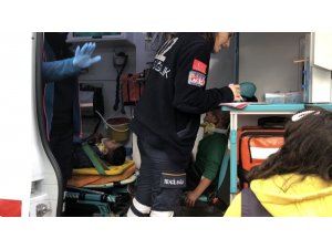 Kağıt toplayan iki kardeşe araç çarptı
