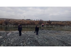 Haber alınamayan balıkçının nehir kenarında eşyaları bulundu