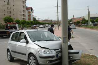Sürücü adayı direksiyon sınavında direğe çarptı