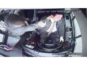 Yolcudan otobüs şoförüne yumruk
