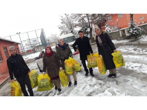 Lise öğrencilerinden köy okullarındaki öğrencilere yardım