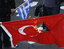 Türk Bayrağı'nı böyle yaktılar
