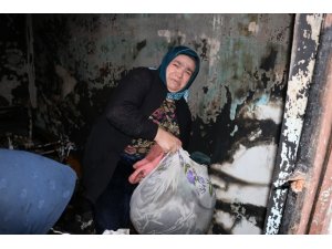 Evi yanan kadın eşyalarını gözyaşları içinde topladı
