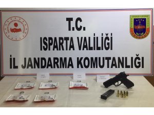 Jandarmanın yol kontrolünde uyuşturucu ve silah ele geçirildi