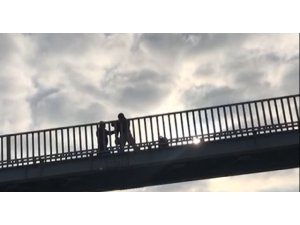 Üst geçide çıkıp boks yaptılar
