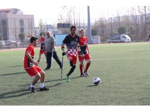 Öğrenciler ve ampute takımı futbol maçı yaptı