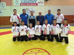 Kayserili Pehlivanlar Analig grup müsabakalarından şampiyon olarak döndü