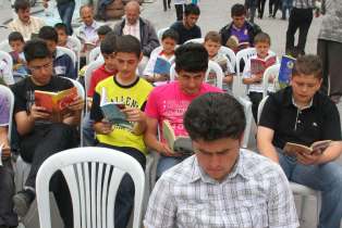 Kent meydanı'nda iki saat kitap okudular