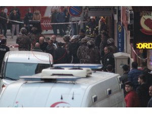 Benzin bidonu ve tüfekle berber dükkanını basan şahıs 3 saat sonra ikna edildi