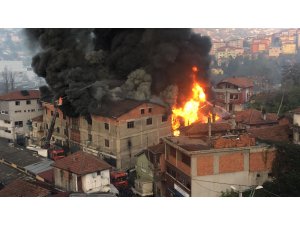 GÜNCELLEME - Zonguldak'ta mobilya imalathanesinde çıkan yangın söndürülmeye çalışılıyor