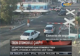 Tren otomobile böye çarptı VİDEO