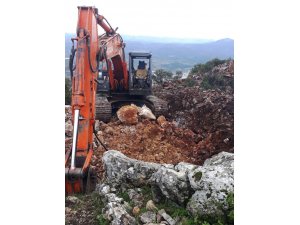 İş makinesi ile kaçak kazı yaparken yakalandılar