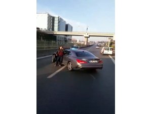 Kadın sürücü karayolunda otobüsünün önünü kesti, yolu trafiğe kapattı
