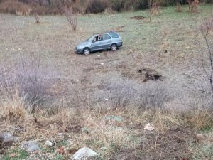 Otomobil tarlaya yuvarlandı: 3 yaralı