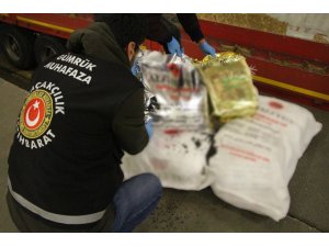 Kapıkule’de bir tır dolusu kaçak çay ele geçirildi