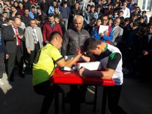 Liseler arası bilek güreşi yarışması