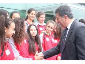 İl Müdürü Eskici, voleybolcuları uğurladı