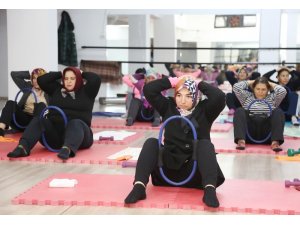 Mersin’de kadınlar step ve aerobik yaparak zayıflıyor