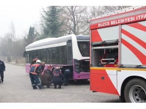 Otobüsü yanmaktan şoför kurtardı