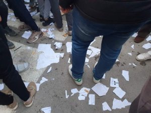 Cezayir’de seçmenler pusulaları yırttı