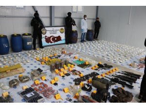 Diyarbakır’da teröristlere ait cephanelik ele geçirildi: 22 gözaltı