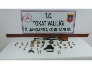Evlerinden 26 parça tarihi eser çıktı