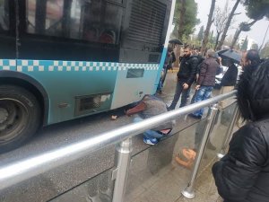 Kayan motosiklet otobüsün altına girdi