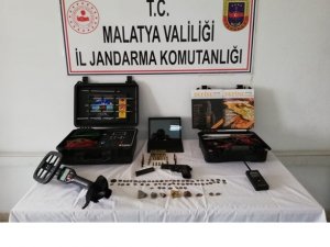 Tarihi eserler ve silah ele geçirildi
